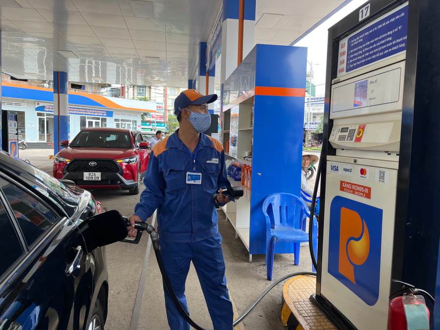 Chiều 21-8, giá xăng tăng hơn 500 đồng/lít. Ảnh: Phương Vi Chiều 21-8, giá xăng tăng hơn 500 đồng/lít. Ảnh: Phương Vi