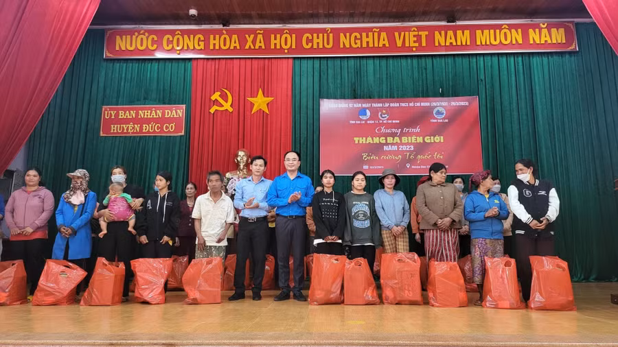Tỉnh Đoàn Gia Lai phối hợp với các đơn vị tổ chức chương trình “Tháng ba biên giới”, tặng quà cho người dân khó khăn huyện Đức Cơ. Ảnh Minh Sang