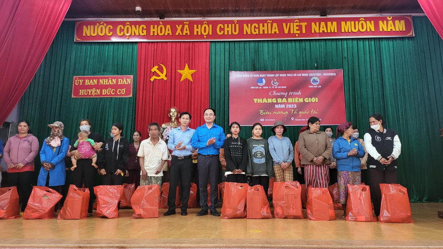 Tỉnh Đoàn Gia Lai phối hợp với các đơn vị tổ chức chương trình “Tháng ba biên giới”, tặng quà cho người dân khó khăn huyện Đức Cơ. Ảnh Minh Sang Tỉnh Đoàn Gia Lai phối hợp với các đơn vị tổ chức chương trình “Tháng ba biên giới”, tặng quà cho người dân khó khăn huyện Đức Cơ. Ảnh Minh Sang