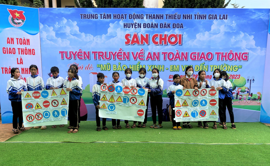 Các em thiếu nhi thi ghép hình các biển báo giao thông. Ảnh: Hà Đức Thành Các em thiếu nhi thi ghép hình các biển báo giao thông. Ảnh: Hà Đức Thành