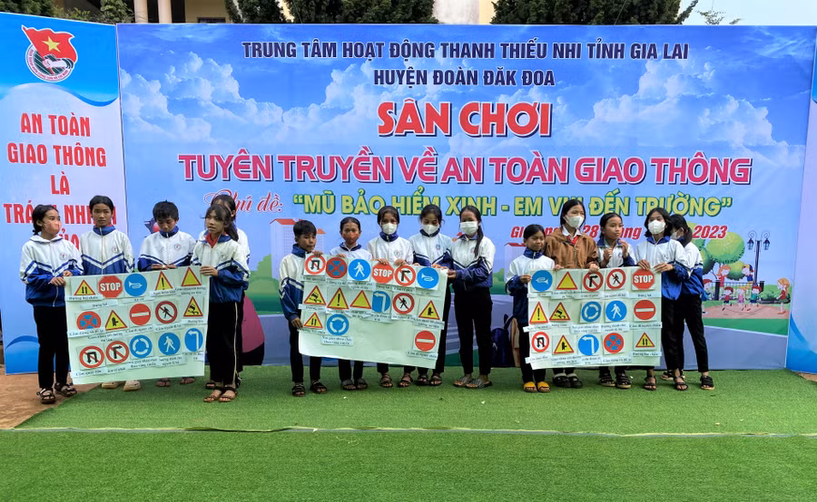 Các em thiếu nhi thi ghép hình các biển báo giao thông. Ảnh: Hà Đức Thành