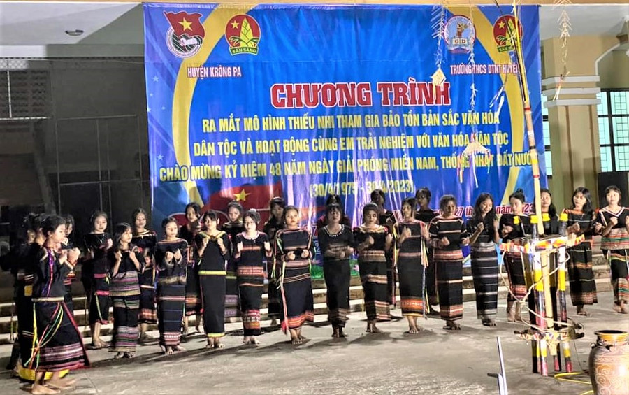 Các em thiếu nhi múa xoang tại buổi ra mắt. Ảnh: Hà Đức Thành