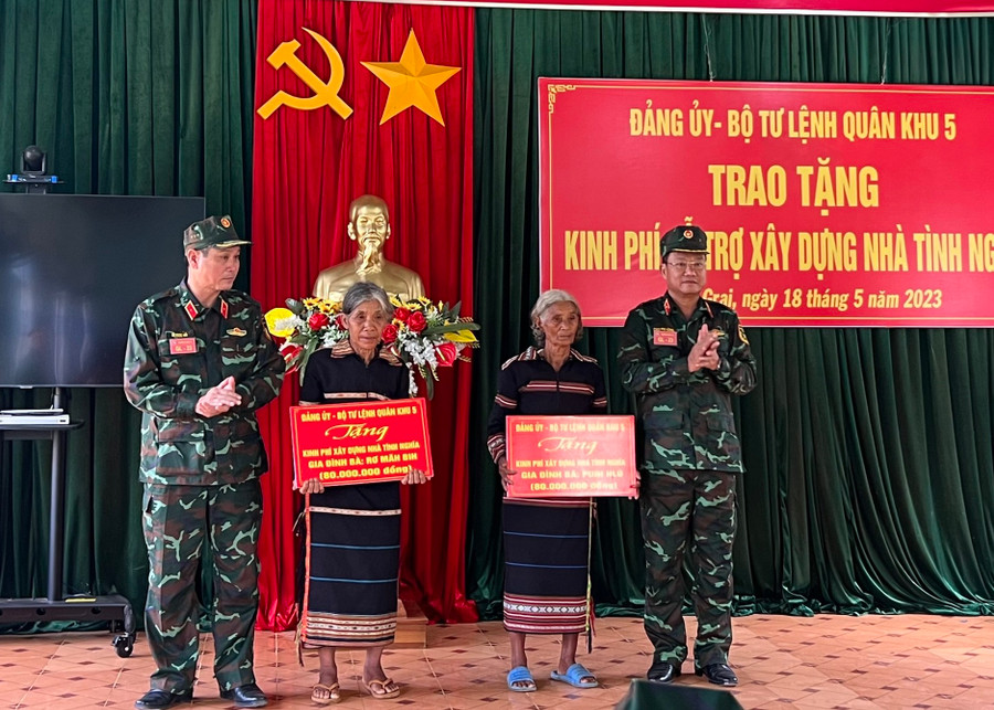 Thiếu tướng Lê Ngọc Hải và Thiếu tướng Cao Phi Hùng trao kinh phí hỗ trợ xây dựng nhà cho 2 gia đình chính sách ở huyện Ia Grai. Ảnh: Phương Lộc