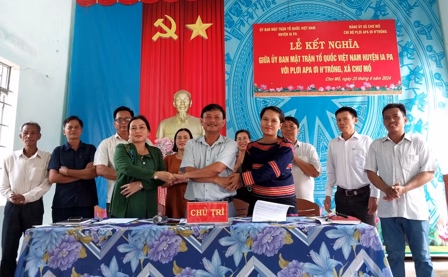 Đại diện Ủy ban MTTQ Việt Nam huyện Ia Pa ký kết giao ước kết nghĩa với thôn Plơi Apa Ơi H’Trông. Ảnh: Ngọc Anh