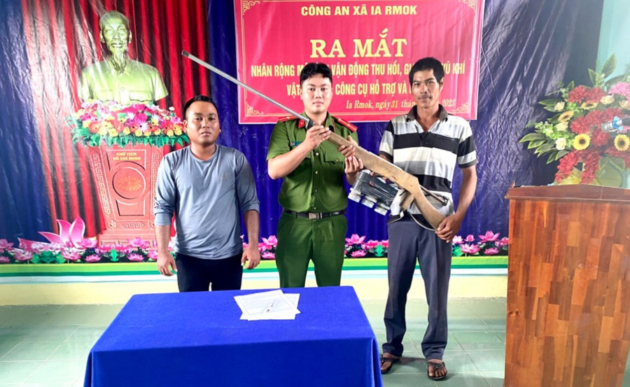 Người dân trên địa bàn xã mang súng đến giao nộp cho Công an xã. Ảnh: Nguyễn Chi
