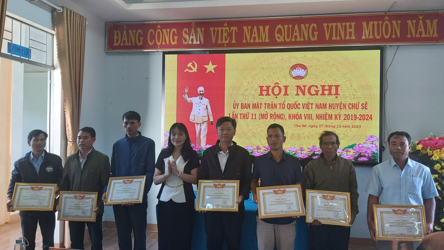 Các cá nhân đã có thành tích xuất sắc trong công tác Mặt trận năm 2023 được khen thưởng. Ảnh: Ngọc Anh Các cá nhân đã có thành tích xuất sắc trong công tác Mặt trận năm 2023 được khen thưởng. Ảnh: Ngọc Anh