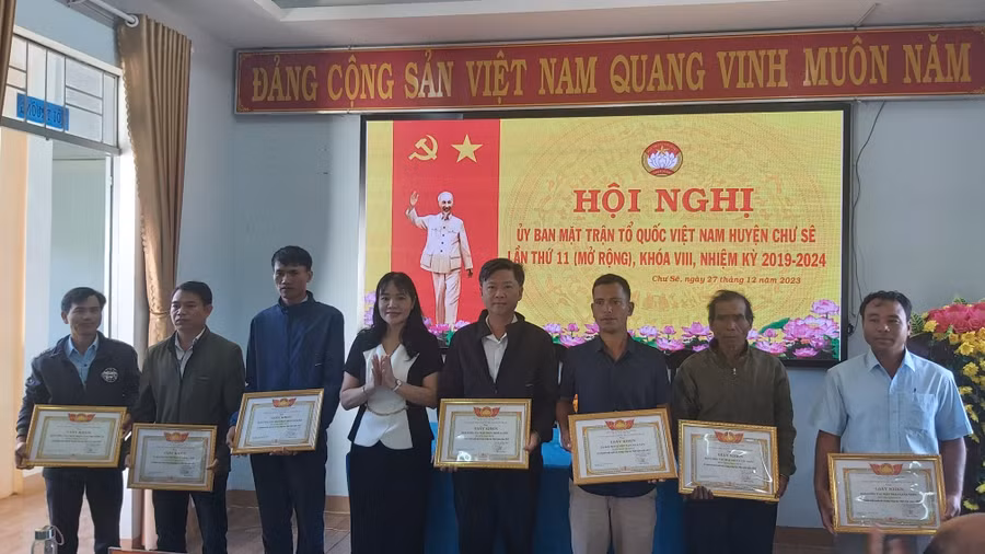 Các cá nhân đã có thành tích xuất sắc trong công tác Mặt trận năm 2023 được khen thưởng. Ảnh: Ngọc Anh