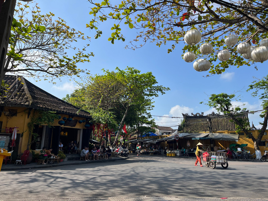 Nét thanh bình, cổ kính, trầm mặc của thành phố nằm ven sông Hoài này khiến bao du khách trong và ngoài nước mê mẩn. Ảnh: Phương Vi Nét thanh bình, cổ kính, trầm mặc của thành phố nằm ven sông Hoài này khiến bao du khách trong và ngoài nước mê mẩn. Ảnh: Phương Vi