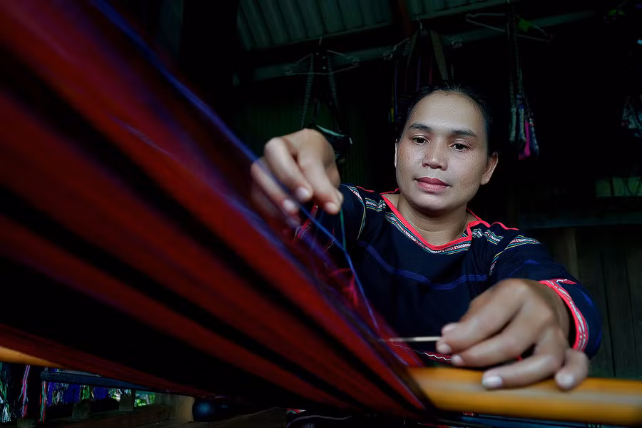 Mỗi tấm vải thổ cẩm là hành trình kể chuyện miệt mài bằng đôi tay khéo léo của nữ nghệ nhân.