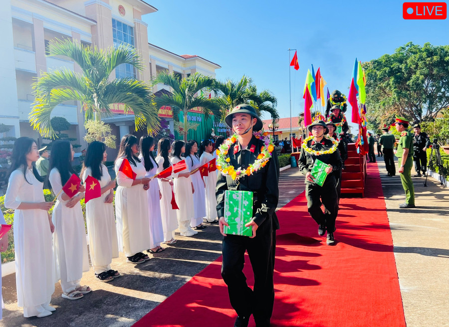 Các tân binh hào hứng bước qua cầu vinh quang để lên đường thực hiện nghĩa vụ bảo vệ Tổ quốc. Ảnh: Phan Lài.