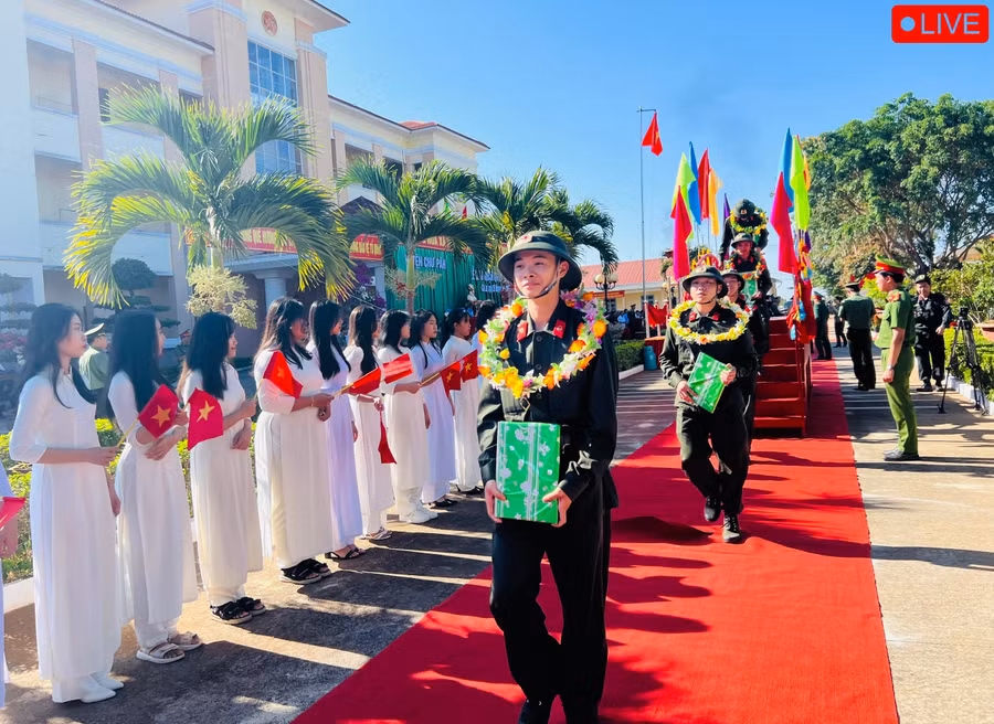 Các tân binh hào hứng bước qua cầu vinh quang để lên đường thực hiện nghĩa vụ bảo vệ Tổ quốc. Ảnh: Phan Lài.