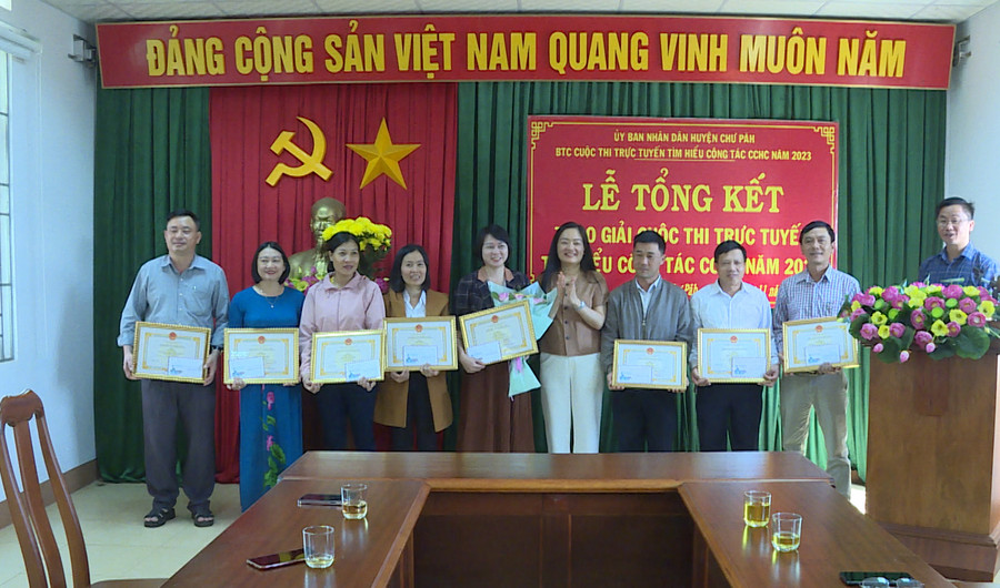 Các tập thể, cá nhân đạt giải tại Cuộc thi trực tuyến “Tìm hiểu về công tác cải cách hành chính năm 2023”. Ảnh: Linh Chi Các tập thể, cá nhân đạt giải tại Cuộc thi trực tuyến “Tìm hiểu về công tác cải cách hành chính năm 2023”. Ảnh: Linh Chi