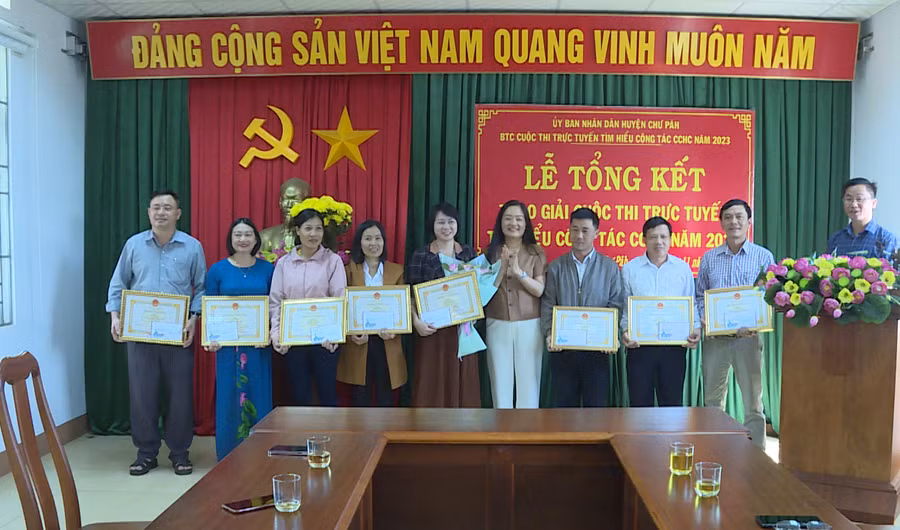 Các tập thể, cá nhân đạt giải tại Cuộc thi trực tuyến “Tìm hiểu về công tác cải cách hành chính năm 2023”. Ảnh: Linh Chi