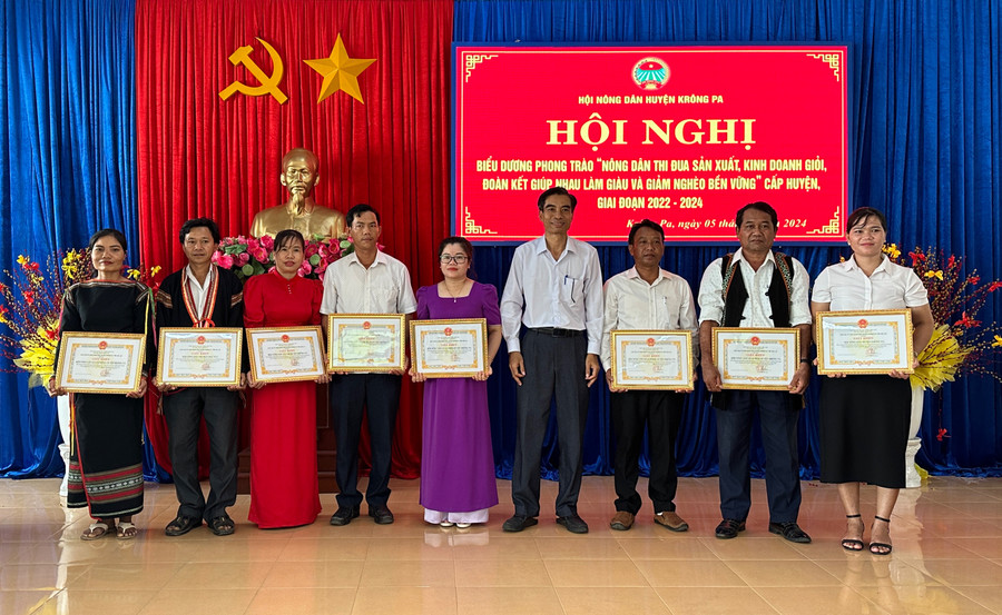 Phó Chủ tịch UBND huyện Krông Pa Ksor Tin trao giấy khen cho các tập thể có thành tích tiêu biểu trong phong trào nông dân thi đua sản xuất kinh doanh giỏi, đoàn kết giúp nhau và giảm nghèo bền vững giai đoạn 2022-2024. Ảnh: Quang Ngọc Phó Chủ tịch UBND huyện Krông Pa Ksor Tin trao giấy khen cho các tập thể có thành tích tiêu biểu trong phong trào nông dân thi đua sản xuất kinh doanh giỏi, đoàn kết giúp nhau và giảm nghèo bền vững giai đoạn 2022-2024. Ảnh: Quang Ngọc