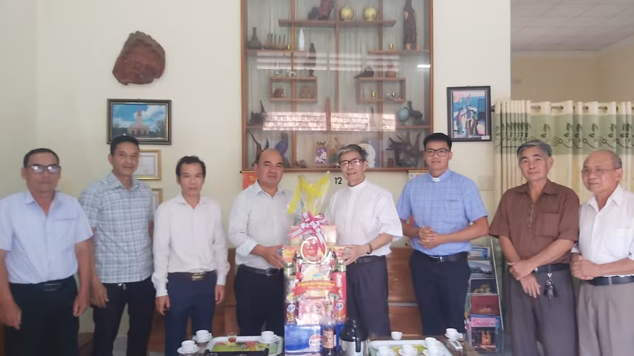 Đoàn công tác thăm và chúc mừng lễ Phục sinh tại Giáo xứ An Khê. Ảnh: Ngọc Anh
