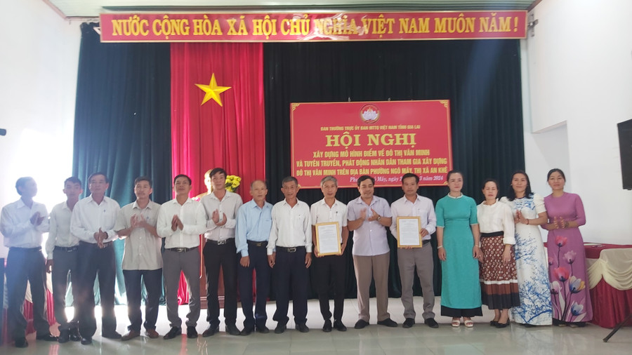 Ban vận động mô hình điểm về ĐTVM trên địa bàn phường Ngô Mây gồm 14 thành viên. Ảnh: Ngọc Anh