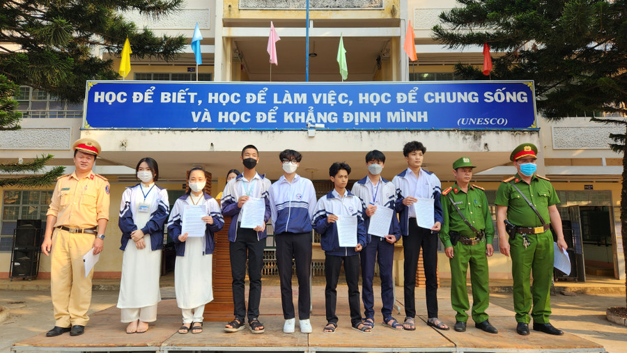 Các em học sinh tham gia ký cam kết không vi phạm ATGT-ANTT và không vi phạm về quản lý và sử dụng pháo nổ. Ảnh: Bá Bính