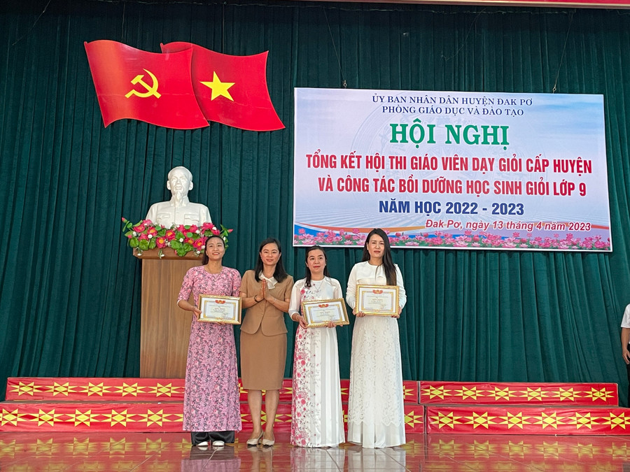 Các giáo viên đạt giải nhất tại Hội thi giáo viên dạy giỏi cấp huyện được nhận giấy khen của Chủ tịch UBND huyện. Ảnh: Tuyết Mai Các giáo viên đạt giải nhất tại Hội thi giáo viên dạy giỏi cấp huyện được nhận giấy khen của Chủ tịch UBND huyện. Ảnh: Tuyết Mai