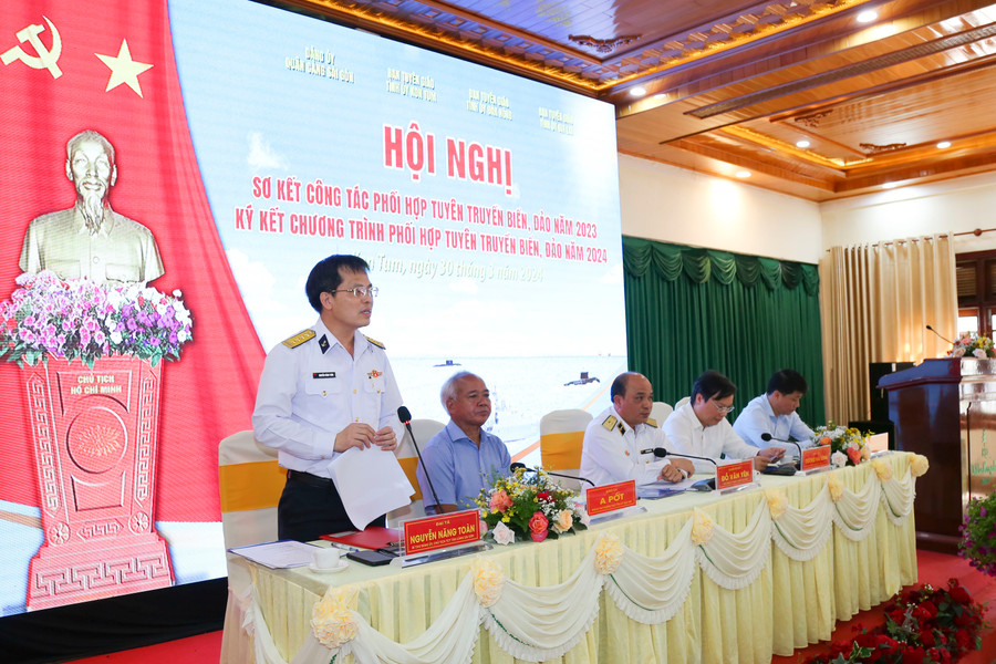Đại tá Nguyễn Năng Toàn-Chủ tịch Tổng Công ty Tân Cảng Sài Gòn phát biểu tại hội nghị. Ảnh: Công Hoan Đại tá Nguyễn Năng Toàn-Chủ tịch Tổng Công ty Tân Cảng Sài Gòn phát biểu tại hội nghị. Ảnh: Công Hoan