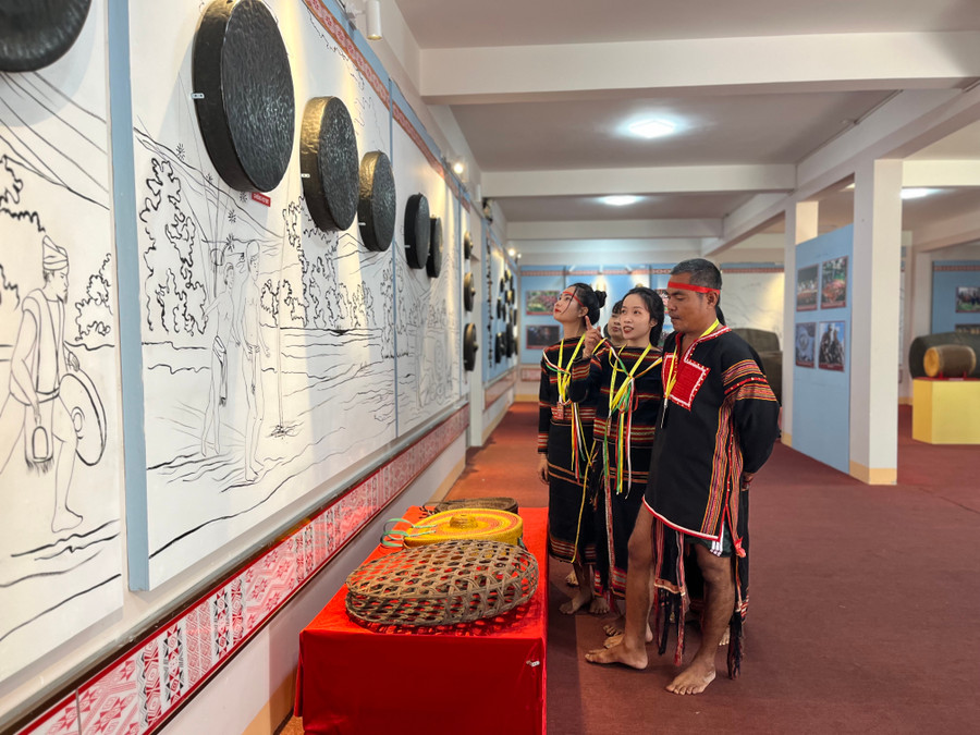 Việc tìm kiếm, phát hiện, thẩm định, bảo tồn và phát huy giá trị để di sản ngày càng đẹp lên cả về nội dung, hình thức thì di sản mới đủ sức biến thành “tư liệu sản xuất” cho ngành du lịch văn hóa. Ảnh: Phương Vi Việc tìm kiếm, phát hiện, thẩm định, bảo tồn và phát huy giá trị để di sản ngày càng đẹp lên cả về nội dung, hình thức thì di sản mới đủ sức biến thành “tư liệu sản xuất” cho ngành du lịch văn hóa. Ảnh: Phương Vi