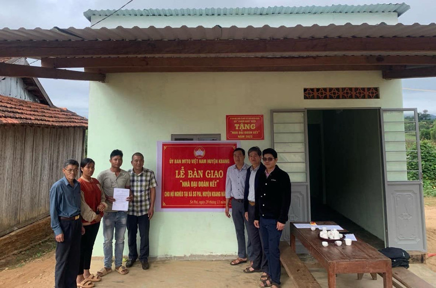 Đoàn công tác bàn giao nhà cho gia đình chị Đinh Thị Hà (làng Tơ Kơr, xã Sơ Pai, huyện Kbang). Ảnh: Minh Ngân Đoàn công tác bàn giao nhà cho gia đình chị Đinh Thị Hà (làng Tơ Kơr, xã Sơ Pai, huyện Kbang). Ảnh: Minh Ngân