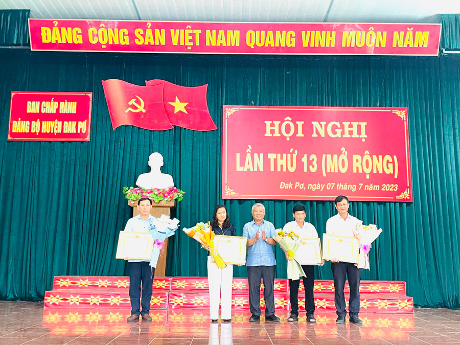 Thừa ủy quyền, đồng chí Đặng Ngọc Linh-Phó trưởng Ban Nội chính Tỉnh ủy Gia Lai đã tặng bằng khen của Ban Thường vụ Tỉnh ủy cho có 4 đảng viên hoàn thành xuất sắc nhiệm vụ tiêu biểu 5 năm liền (2018-2022). Ảnh: Nguyễn Hiền Thừa ủy quyền, đồng chí Đặng Ngọc Linh-Phó trưởng Ban Nội chính Tỉnh ủy Gia Lai đã tặng bằng khen của Ban Thường vụ Tỉnh ủy cho có 4 đảng viên hoàn thành xuất sắc nhiệm vụ tiêu biểu 5 năm liền (2018-2022). Ảnh: Nguyễn Hiền