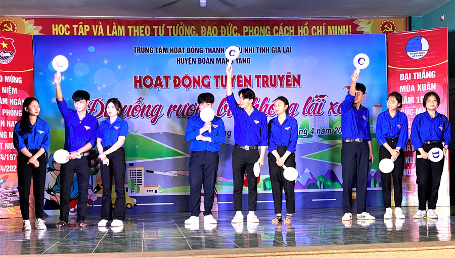 Các đoàn viên, thanh niên huyện Mang Yang tham gia trò chơi tại buổi tuyên truyền. Ảnh: Hà Đức Thành