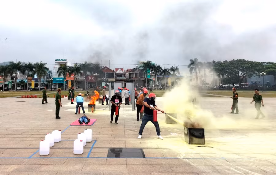 Các đội thi tham gia phần thi thực hành. Ảnh: Hữu Nở