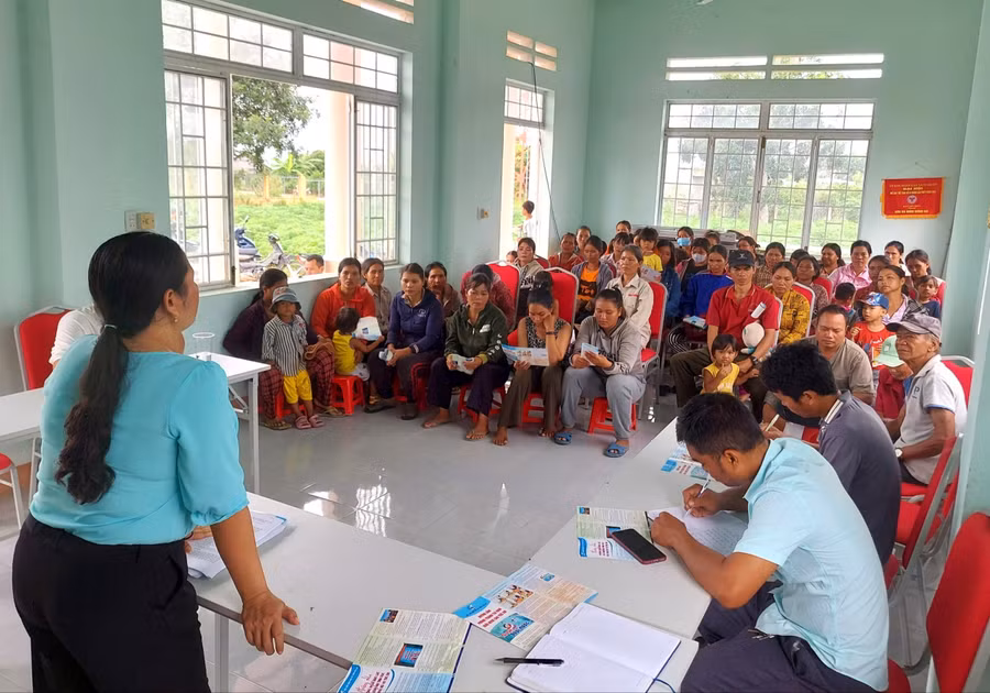 Người dân thôn Plei H’Bel (xã Ia Kdăm) tìm hiểu nội dung thay đổi nếp nghĩ, cách làm. Ảnh: Siu Sáu