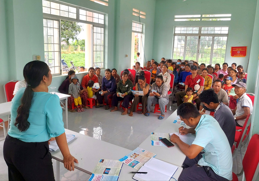 Người dân thôn Plei H’Bel (xã Ia Kdăm) tìm hiểu nội dung thay đổi nếp nghĩ, cách làm. Ảnh: Siu Sáu Người dân thôn Plei H’Bel (xã Ia Kdăm) tìm hiểu nội dung thay đổi nếp nghĩ, cách làm. Ảnh: Siu Sáu