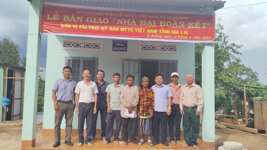 Các đơn vị bàn giao nhà cho gia đình ông Rơ Măh Chíp. Ảnh: Ngọc Anh Các đơn vị bàn giao nhà cho gia đình ông Rơ Măh Chíp. Ảnh: Ngọc Anh