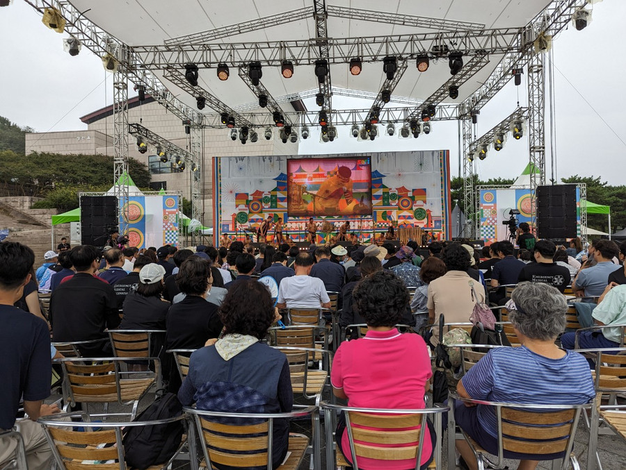 Đông đảo khán giả đến thưởng thức phần trình diễn của đoàn nghệ nhân Gia Lai. Ảnh: Nguyễn Quang Tuệ