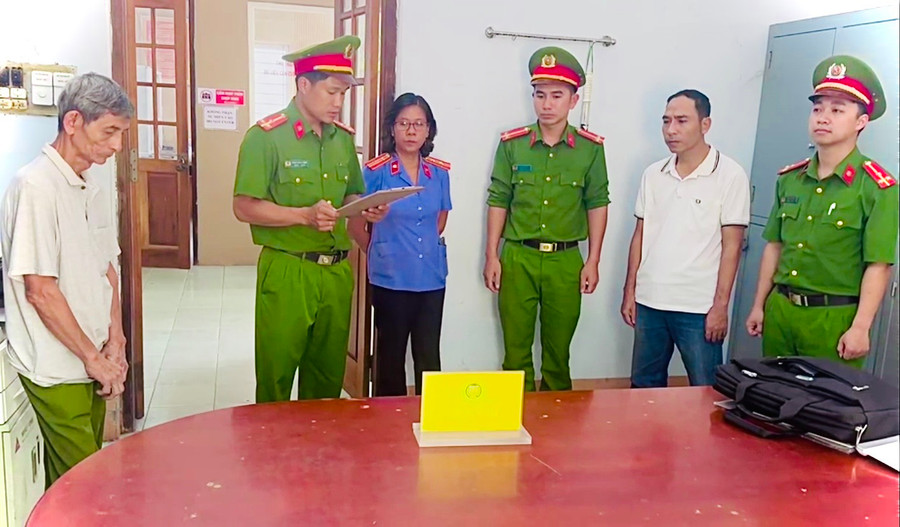 Cơ quan CSĐT Công an huyện Đak Pơ thi hành Lệnh bắt bị can để tạm giam. Ảnh: Chí Linh Cơ quan CSĐT Công an huyện Đak Pơ thi hành Lệnh bắt bị can để tạm giam. Ảnh: Chí Linh