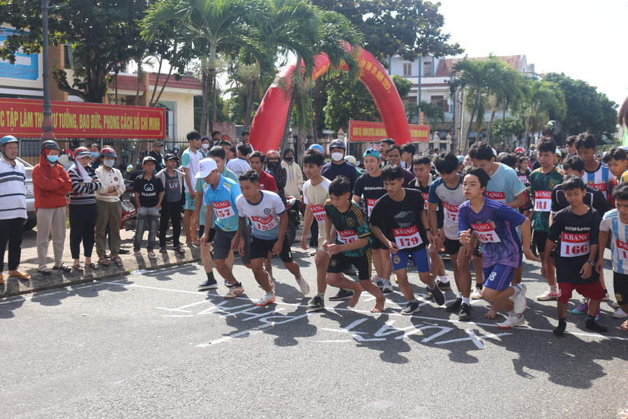 Các vận động viên tham gia nội dung đồng đội và cá nhân nam chính cự ly 7 km tại vạch xuất phát. Ảnh: Hồng Hạnh