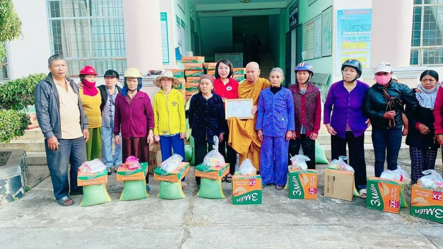 Đoàn công tác tặng quà cho đồng bào dân tộc thiểu số nghèo, khó khăn của xã Đông, huyện Kbang. Ảnh: Hồng Ngọc Đoàn công tác tặng quà cho đồng bào dân tộc thiểu số nghèo, khó khăn của xã Đông, huyện Kbang. Ảnh: Hồng Ngọc