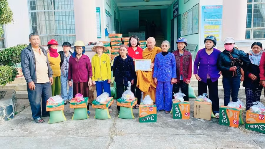 Đoàn công tác tặng quà cho đồng bào dân tộc thiểu số nghèo, khó khăn của xã Đông, huyện Kbang. Ảnh: Hồng Ngọc Đoàn công tác tặng quà cho đồng bào dân tộc thiểu số nghèo, khó khăn của xã Đông, huyện Kbang. Ảnh: Hồng Ngọc