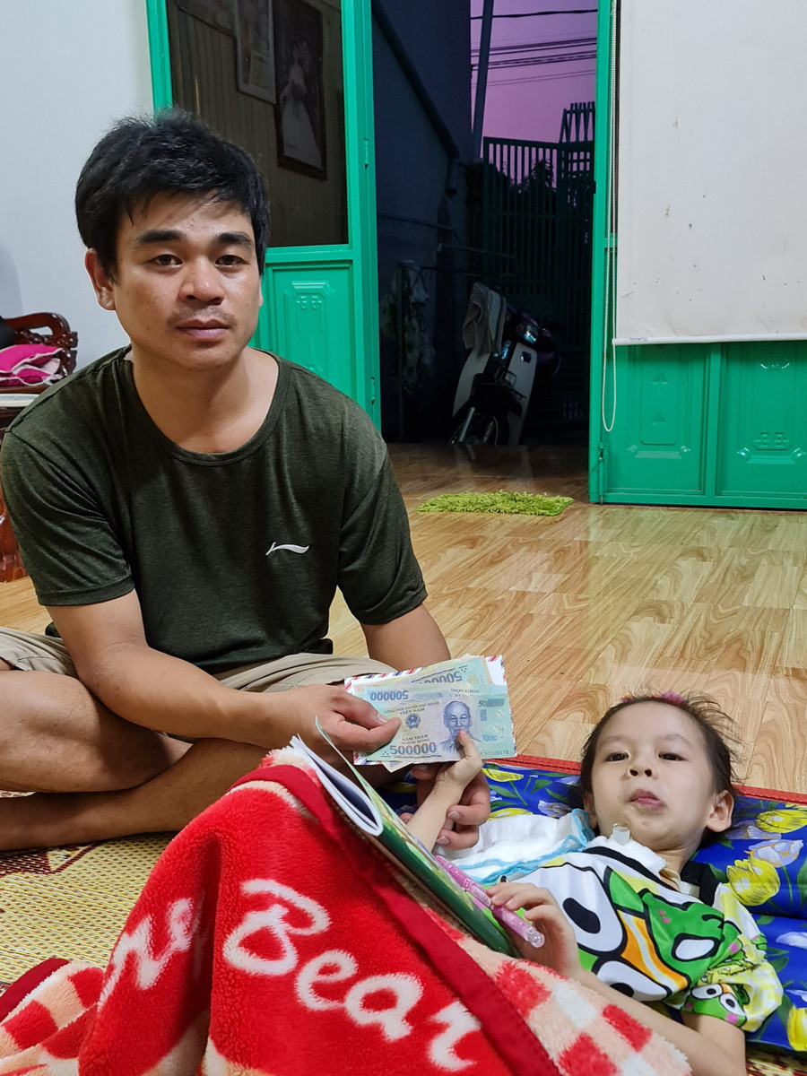 Báo Gia Lai trao tiền hỗ trợ của bạn đọc cho gia đình anh Nguyễn Đức Phong. Ảnh: Lệ Hằng