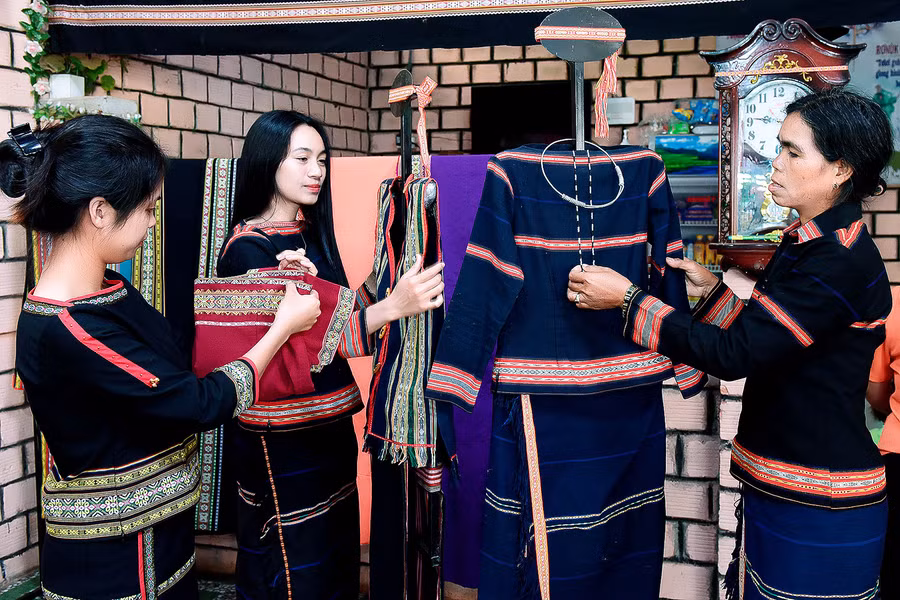 Các đường nét thổ cẩm tạo thành điểm nhấn đẹp mắt cho bộ trang phục.