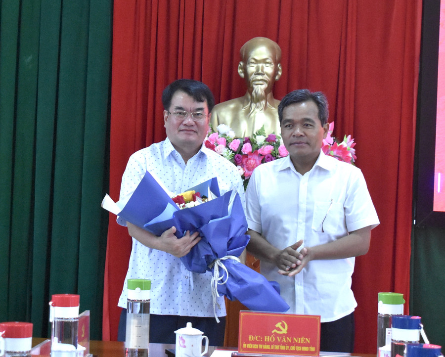 Bí thư Tỉnh ủy Hồ Văn Niên trao quyết định và tặng hoa chúc mừng tân Bí thư Huyện ủy Ia Grai Tống Thới Mốc. Ảnh: Minh Thoan Bí thư Tỉnh ủy Hồ Văn Niên trao quyết định và tặng hoa chúc mừng tân Bí thư Huyện ủy Ia Grai Tống Thới Mốc. Ảnh: Minh Thoan