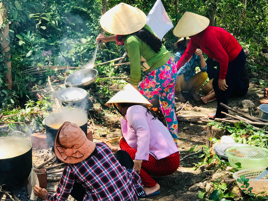 Phụ nữ trong xóm quây quần nấu nướng, chuẩn bị cho lễ cúng xóm. Ảnh: B.H Phụ nữ trong xóm quây quần nấu nướng, chuẩn bị cho lễ cúng xóm. Ảnh: B.H