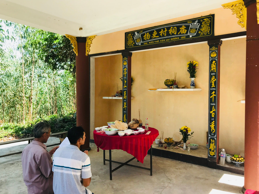 Một lễ cúng xóm thường diễn ra trong thời gian 30-40 phút, cầu mưa thuận gió hòa, mùa màng bội thu, thôn xóm bình yên. Ảnh: B.H Một lễ cúng xóm thường diễn ra trong thời gian 30-40 phút, cầu mưa thuận gió hòa, mùa màng bội thu, thôn xóm bình yên. Ảnh: B.H