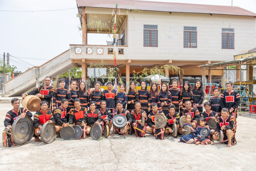 Đội cồng chiêng chụp ảnh lưu niệm sau buổi cúng chiêng mới.