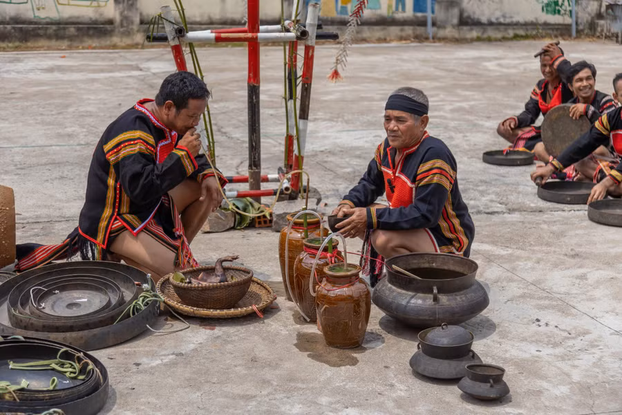 Đội trưởng của đội chiêng được mời lên uống can rượu lễ.