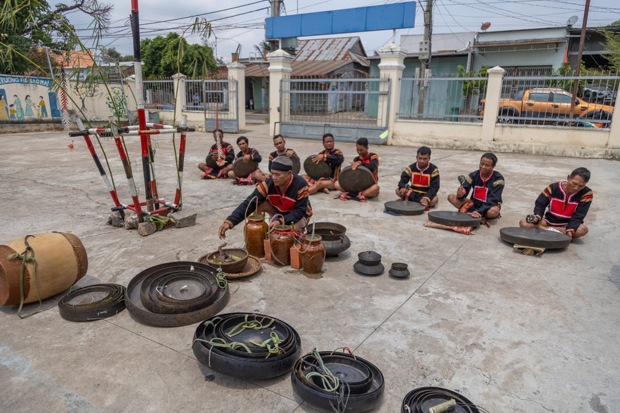 Trong lúc già Hoăt khấn tế thì các thành viên còn lại tấu chiêng kết nối với thần linh.