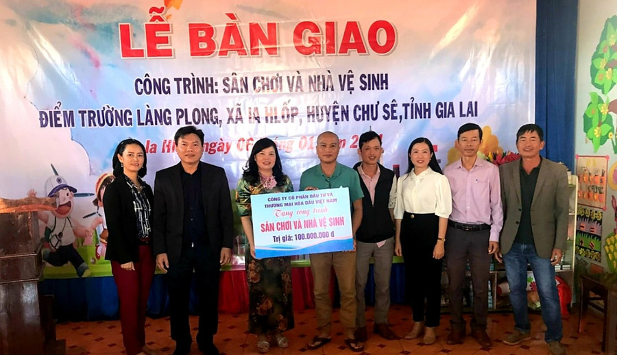 Đoàn công tác bàn giao giao công trình sân chơi và nhà vệ sinh cho điểm trường làng Plong. Ảnh: Anh Quân