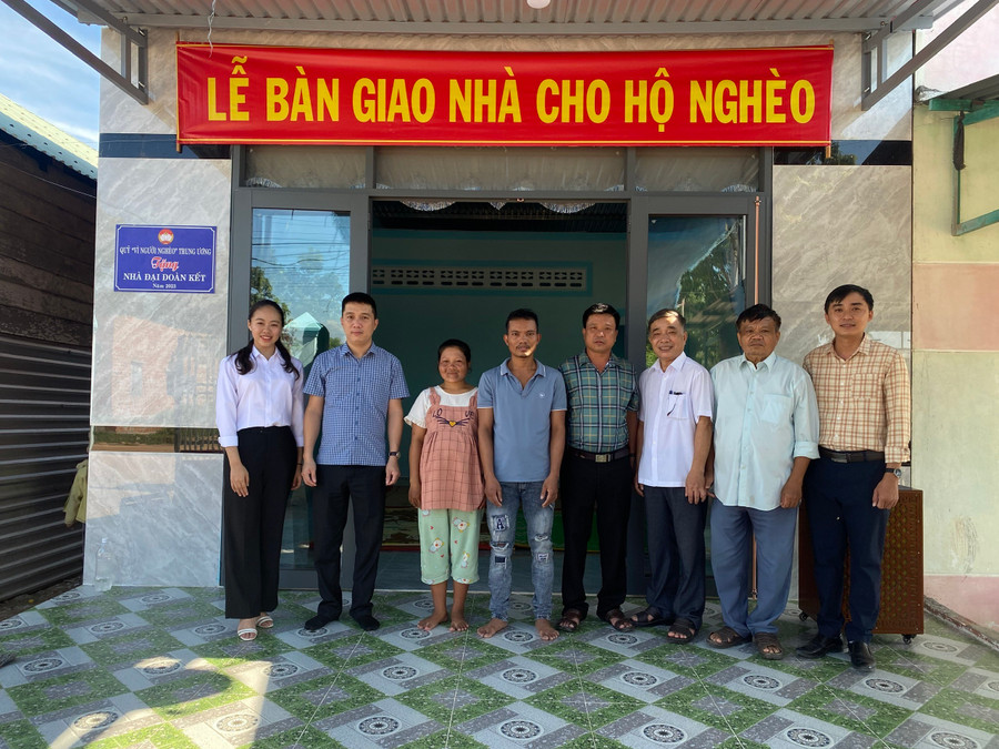 Đại diện các đơn vị bàn giao nhà “Đại đoàn kết” cho gia đình bà Nay H’Liêng, tổ 4, phường Cheo Reo, thị xã Ayun Pa. Ảnh: Ngọc Anh Đại diện các đơn vị bàn giao nhà “Đại đoàn kết” cho gia đình bà Nay H’Liêng, tổ 4, phường Cheo Reo, thị xã Ayun Pa. Ảnh: Ngọc Anh
