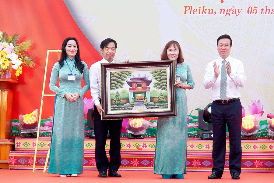 Chủ tịch nước Võ Văn Thưởng tặng quà và trao 100 triệu đồng cho quỹ học bổng của Trường Phổ thông Dân tộc nội trú tỉnh. Ảnh: Đức Thụy Chủ tịch nước Võ Văn Thưởng tặng quà và trao 100 triệu đồng cho quỹ học bổng của Trường Phổ thông Dân tộc nội trú tỉnh. Ảnh: Đức Thụy