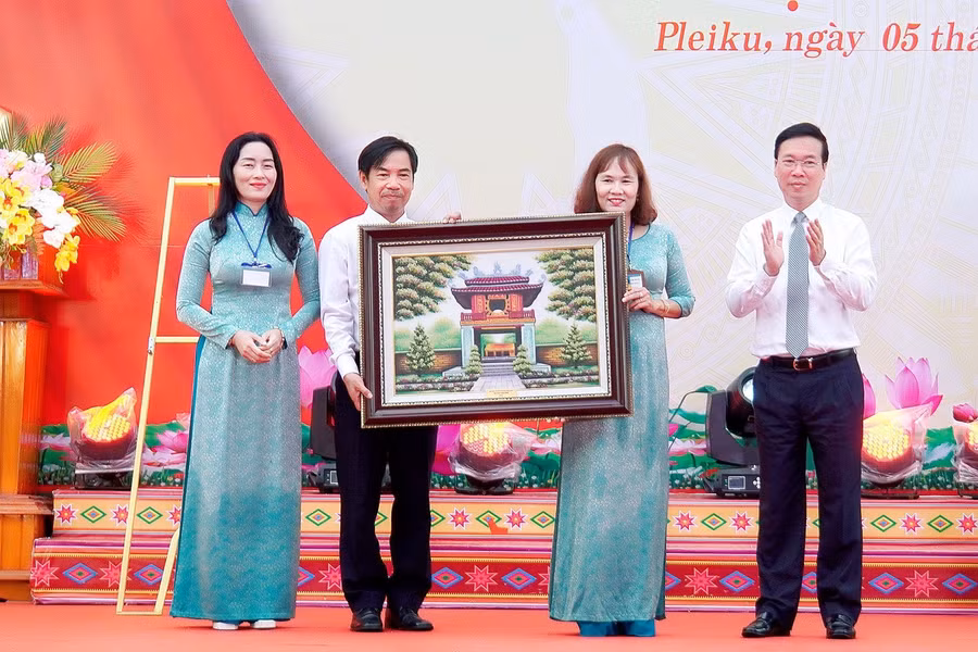 Chủ tịch nước Võ Văn Thưởng tặng quà và trao 100 triệu đồng cho quỹ học bổng của Trường Phổ thông Dân tộc nội trú tỉnh. Ảnh: Đức Thụy