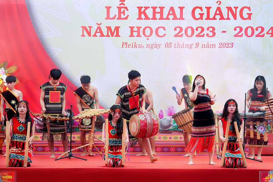 Một tiết mục văn nghệ chào mừng đậm chất văn hóa Tây Nguyên do học sinh Trường Phổ thông Dân tộc nội trú tỉnh trình bày. Ảnh: Đức Thụy Một tiết mục văn nghệ chào mừng đậm chất văn hóa Tây Nguyên do học sinh Trường Phổ thông Dân tộc nội trú tỉnh trình bày. Ảnh: Đức Thụy