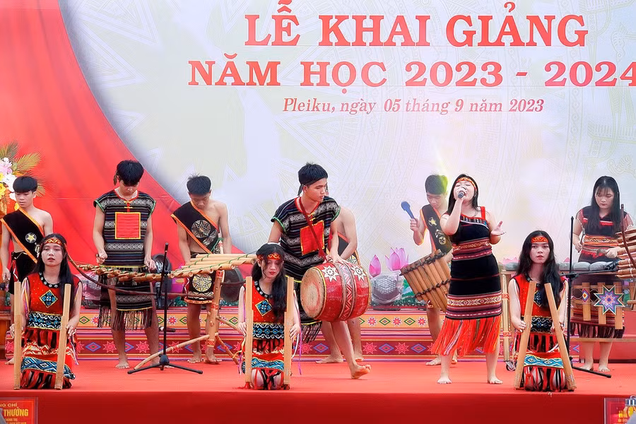 Một tiết mục văn nghệ chào mừng đậm chất văn hóa Tây Nguyên do học sinh Trường Phổ thông Dân tộc nội trú tỉnh trình bày. Ảnh: Đức Thụy